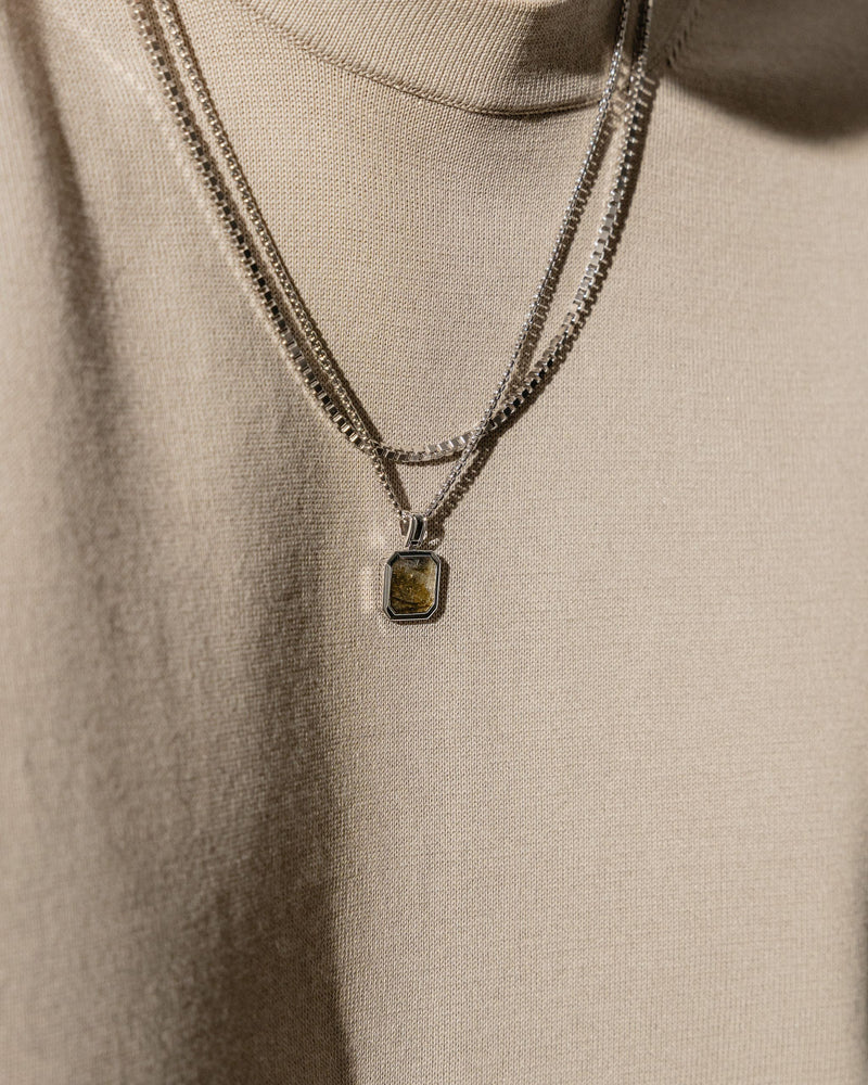 Model traegt die Kombination aus Larvikit Anhaenger und massiver Boxes XL Kette die silbernen Glieder betonen Staerke und maskulinen Stil Sprezzi Fashion