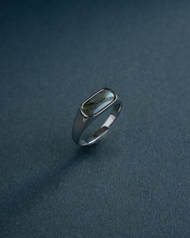 Die Detailansicht zeigt den glatten schmalen Silberrand und den schimmernden Larvikit Stein der dem Ring Tiefe und elegante Textur verleiht Sprezzi Fashion