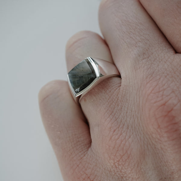 Stilvoller Herrenring mit Larvikit Stein gefertigt aus hochwertigem 925 Silber modernes Schmuckdesign Sprezzi Fashion