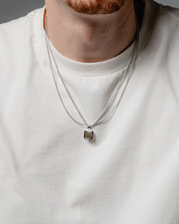 Der Mann traegt Layered Look mit Larvikit Halskette und Box Chain aus 925 Silber die Kombination zeigt maennliche Eleganz und dezente Raffinesse Sprezzi Fashion