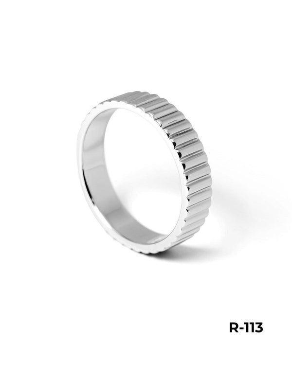 Bague étroite Linear en argent sterling massif 925 en gros plan vertical avec une structure de lignes claires et rainurées dont les fines réflexions créent une sérénité architecturale et donnent naissance à un accessoire minimaliste de haute qualité qui transmet aux hommes une élégance masculine et intemporelle Sprezzi Fashion