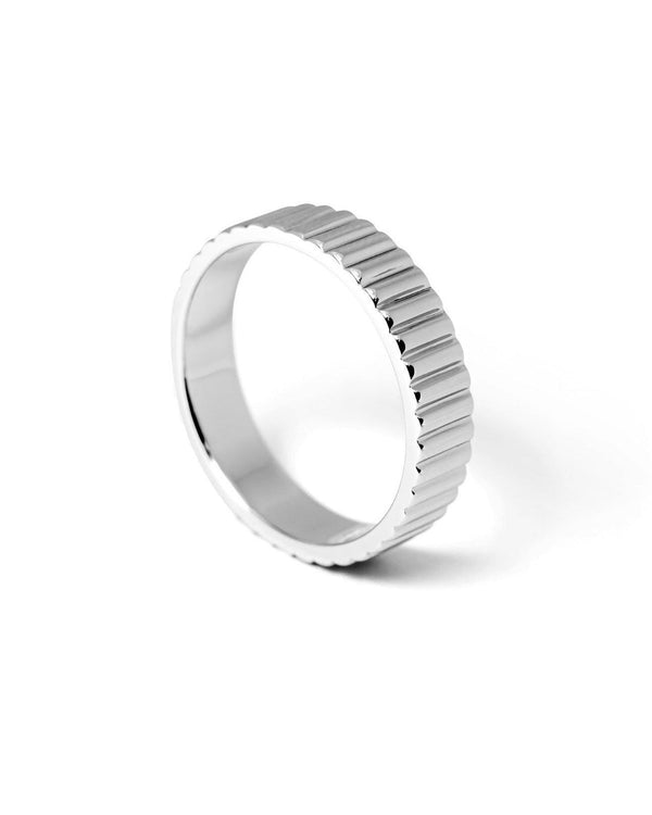 Schmaler Linear Bandring aus massivem 925 Sterling Silber in stehender Nahaufnahme mit klarer geriffelter Linienstruktur deren feine Reflexion architektonische Ruhe erzeugt und ein hochwertiges minimalistisches Accessoire entsteht das Maennern maskuline zeitlose Eleganz vermittelt Sprezzi Fashion