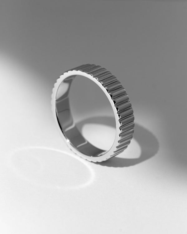Schmaler Linear Bandring aus massivem 925 Sterling Silber mit klarer geriffelter Oberflaechenstruktur deren feine Linien moderne architektonische Tiefe erzeugen und ein hochwertiges minimalistisches Accessoire entsteht das Maennern elegante maskuline Praesenz bietet Sprezzi Fashion