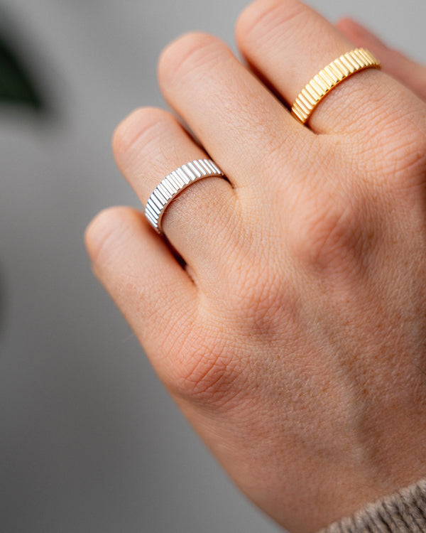 Ensemble de bagues pour homme en argent sterling 925 avec deux fines bagues Linear en argent et vermeil or portées à la main pour un look expressif avec un tracé précis, une surface rainurée et une clarté masculine moderne Sprezzi Fashion