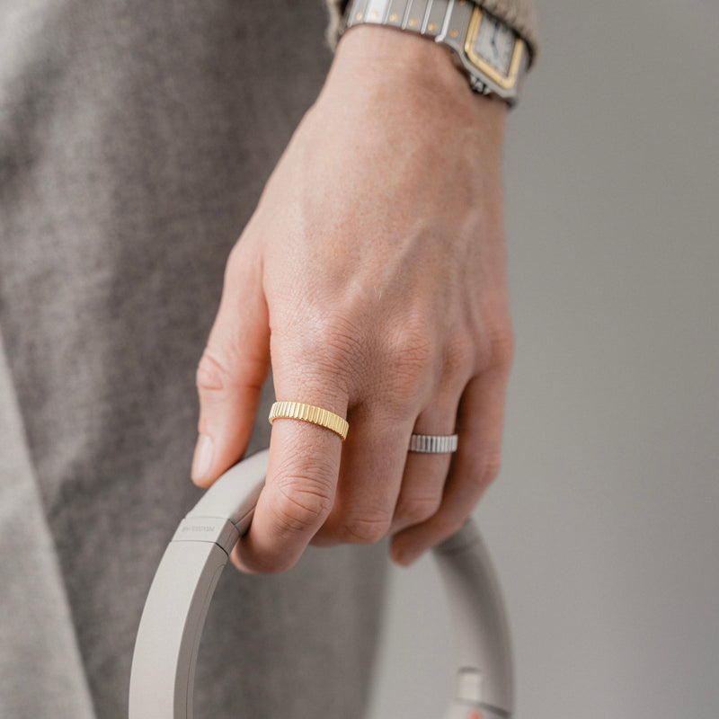 Die getragene Kombination der Ringe hebt klare Linien und feine Struktur hervor und zeigt einen modernen zeitlosen Stil fuer Maenner Sprezzi Fashion