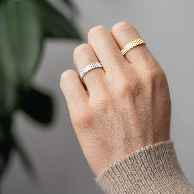 Am Finger getragen wirken Silber und Gold als harmonisches modernes Duo mit schmaler Form und feiner Rillenstruktur die den Stil elegant und reduziert betonen Sprezzi Fashion