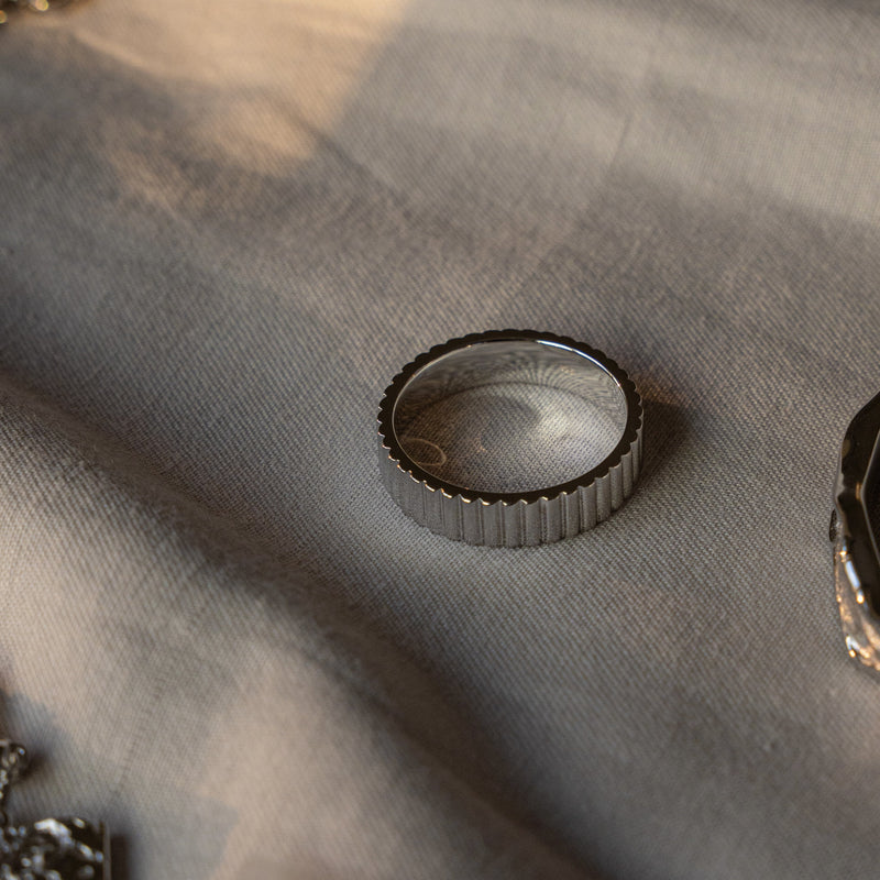 Ein moderner Bandring mit klarer geradliniger Form und feiner Rillenstruktur aus massivem 925 Sterling Silber erzeugt einen eleganten zeitlosen Charakter der Maennern mit minimalistischem Anspruch einen stilvollen praezisen Look bietet Sprezzi Fashion