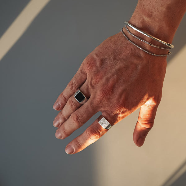 Hochwertiges Silber Schmuckset für Männer mit 2 Cuff Armbändern und 2 Siegelringen stilvoll und handgefertigt Sprezzi Fashion