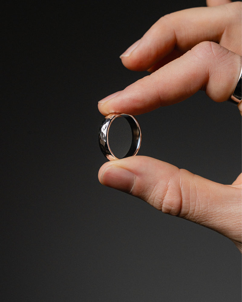 Makroaufnahme zeigt den gehämmerten Silberring aus 925 Sterling mit detailreicher Oberflaeche und praeziser Struktur gefertigt in feiner Handarbeit von Sprezzi Fashion Sprezzi Fashion