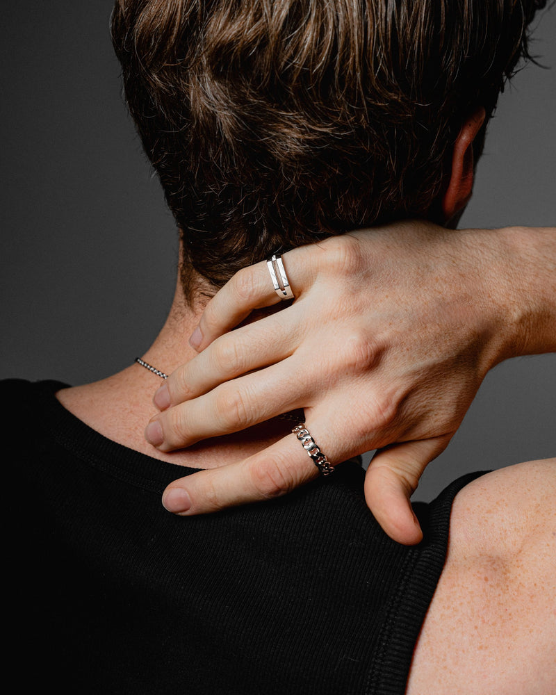 Ein Mann traegt den Chain Ring und den Split Ring aus massivem 925 Silber die Kombination aus Struktur und minimalistischer Form verleiht modernen Stil Sprezzi Fashion