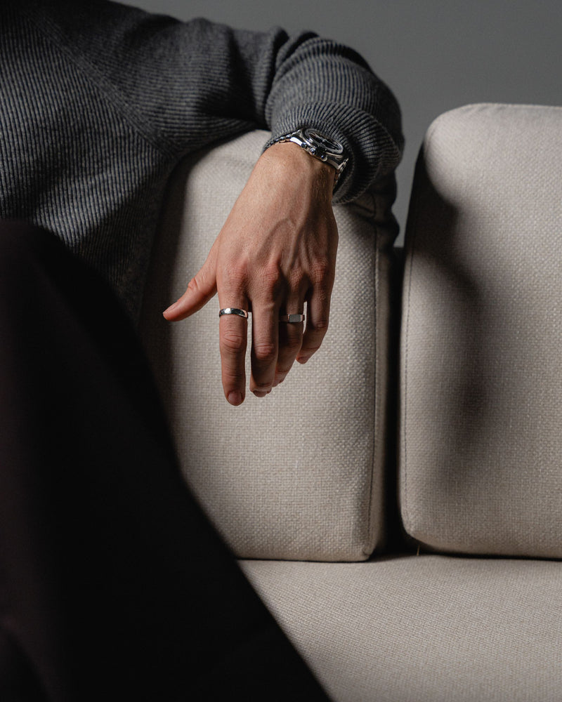 Ein Mann traegt zwei Silberringe Raw Thin und Hammered aus 925 Sterling die Kombination aus glatter und gehaemmerter Oberflaeche wirkt elegant und maskulin Sprezzi Fashion