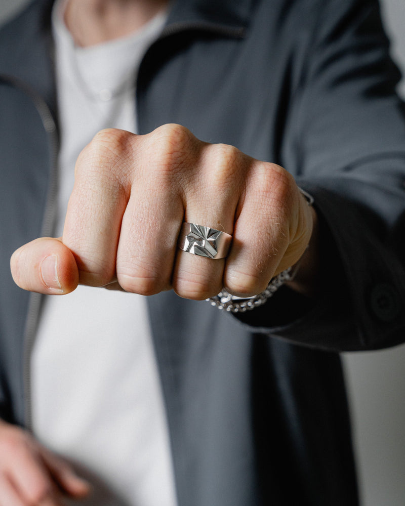 Ein Mann traegt den Ring Notch aus massivem 925 Silber das kantige Design und die strukturierte Oberflaeche verleihen ihm eine kraftvolle maskuline Ausstrahlung Sprezzi Fashion