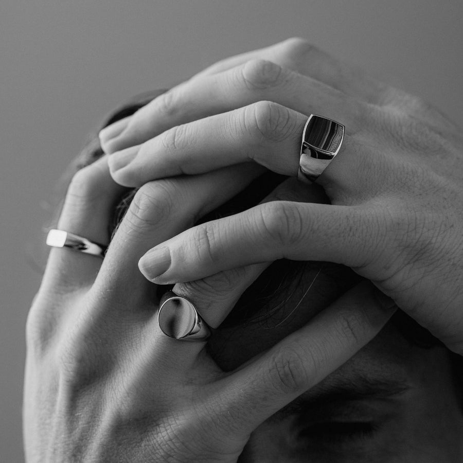 Model mit Silber Ringen an Finger modisch kreativ Sprezzi Fashion