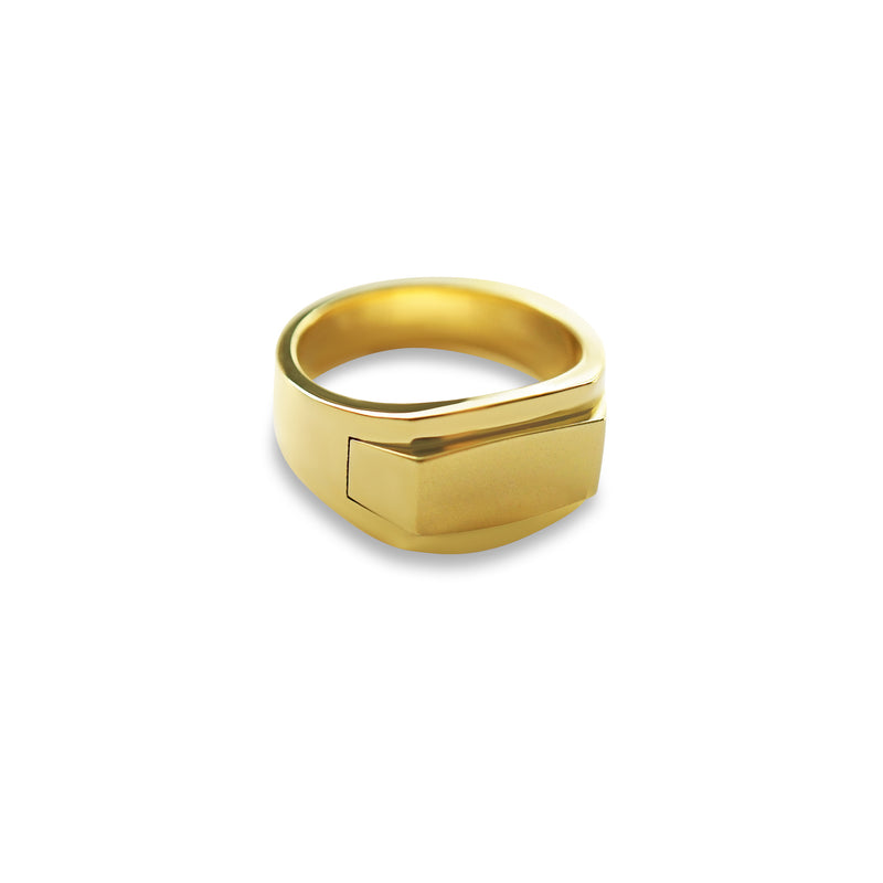 Der handgefertigte Edgy Siegelring in 18k vergoldetem Silber überzeugt durch sein reduziertes Design und seine markanten Kanten wodurch ein moderner und gleichzeitig zeitloser Ausdruck entsteht der perfekt zu jedem Herrenstil passt Sprezzi Fashion