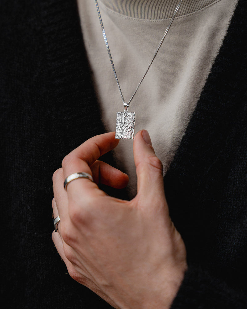 Der meteoritenartige Anhaenger aus 925 Silber zeigt getragen klare Linien und modernen technischen Charakter der maskuline Eleganz erzeugt Sprezzi Fashion