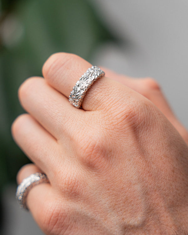 Im Tragebild wirkt der Ring markant und reduziert durch meteoritenartige modellierte Oberflaeche und moderne Form Sprezzi Fashion