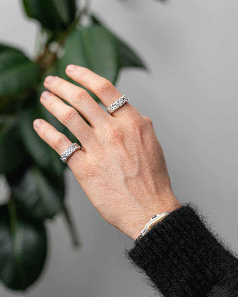 Der Ring wirkt getragen kraftvoll und zeigt die meteoritenartige Oberflaeche die modernen maennlichen Ausdruck und klare Praesenz vermittelt Sprezzi Fashion