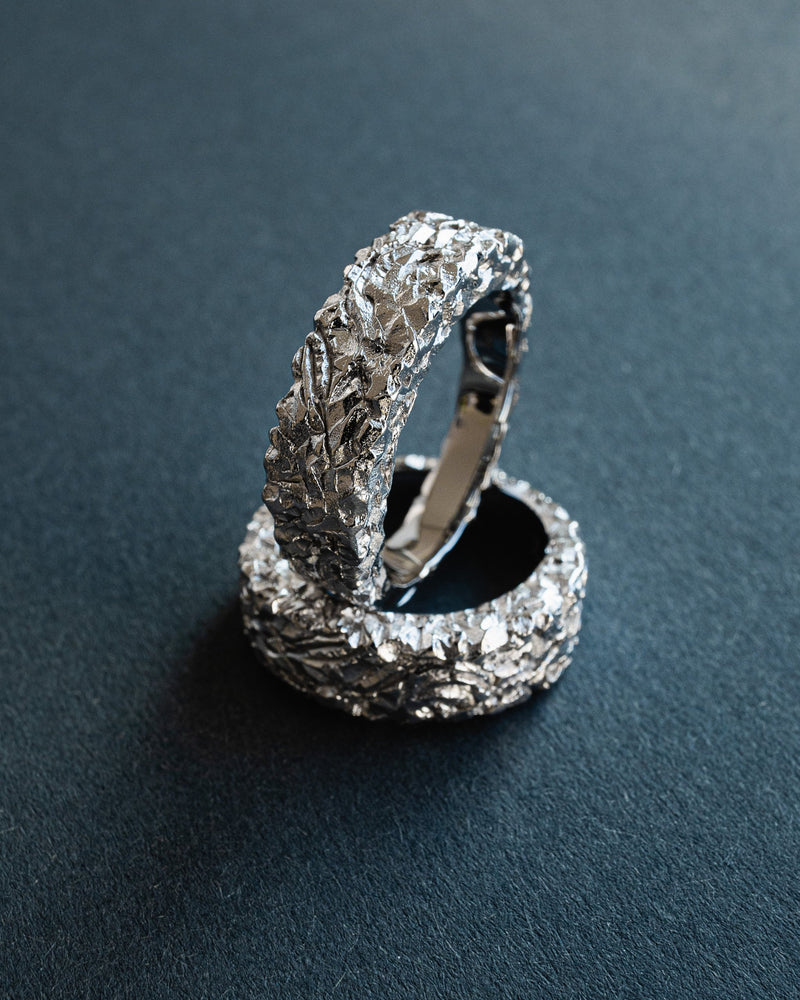 Nahaufnahme der meteoritenartigen Oberflaeche die auf massivem 925 Silber eine markante strukturierte Tiefe erzeugt Sprezzi Fashion