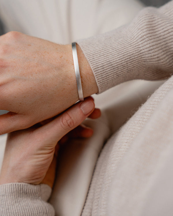 Die offene Form und die feine Raw Oberflaeche erzeugen getragen stilvolle Praesenz Sprezzi Fashion