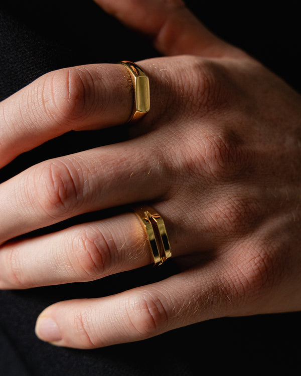 Ensemble de bagues pour homme en argent sterling 925 avec vermeil or, comprenant une bague Minimal lisse et une bague Split divisée, portées à la main pour un look expressif avec une structure architecturale, une clarté moderne et un caractère masculin Sprezzi Fashion