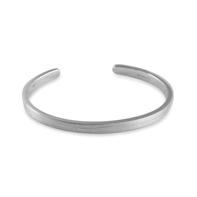 Im Fokus steht ein schmaler Armreif aus massivem 925 Sterling Silber dessen dezente Raw Struktur und klarer minimalistischer Aufbau modernen Stil mit maskuliner Eleganz verbinden waehrend die glatte Innenflaeche und die modellierte Aussenseite hochwertige Handwerksqualitaet zeigen Sprezzi Fashion