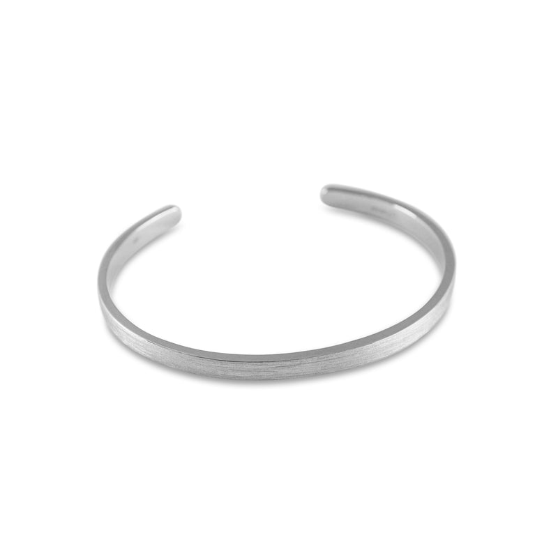 Der Armreif zeigt eine feine Raw Oberflaeche die mit der schlanken Form eine moderne reduzierte Aesthetik erzeugt waehrend das massive Silber und die glatte Innenstruktur ein hochwertiges handgefertigtes Accessoire fuer Maenner mit stilbewusstem Anspruch formen Sprezzi Fashion