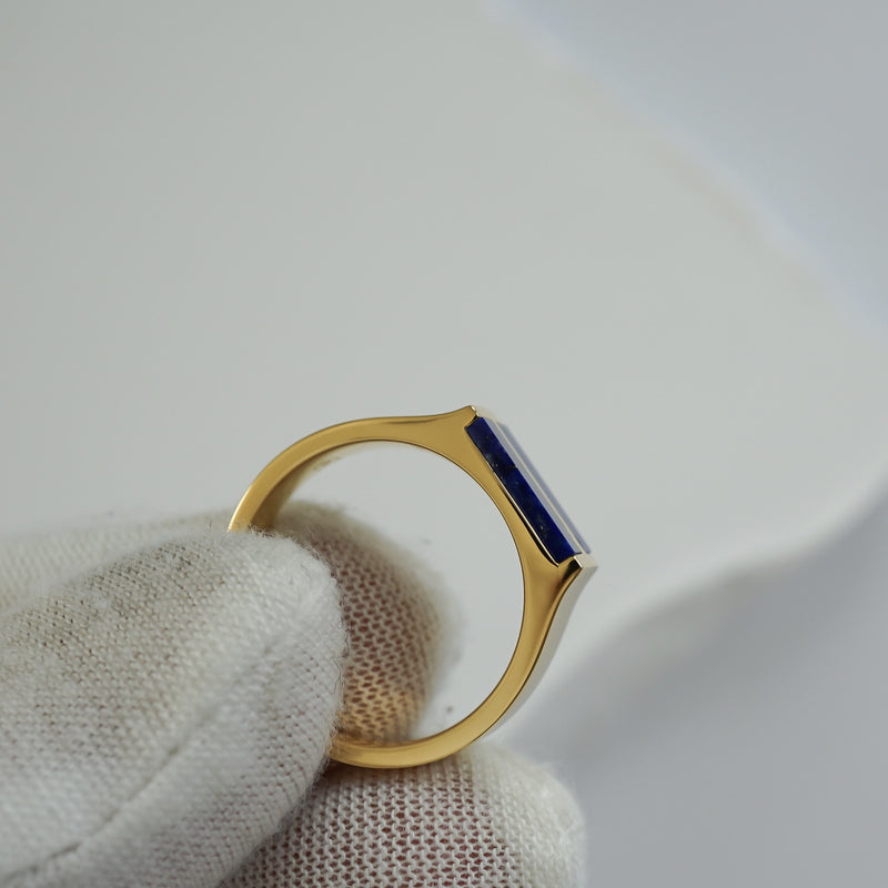 Minimalistischer vergoldeter Ring mit doppeltem Lapis Stein poliert edel und modern Sprezzi Fashion