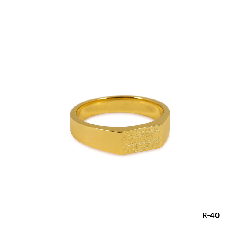 Zweiter minimalistischer goldener Ring im Raw Stil fuer Herren aus 925 Sterling Silber, exklusives Design und handgravierte Oberflaeche R-40 Sprezzi Fashion