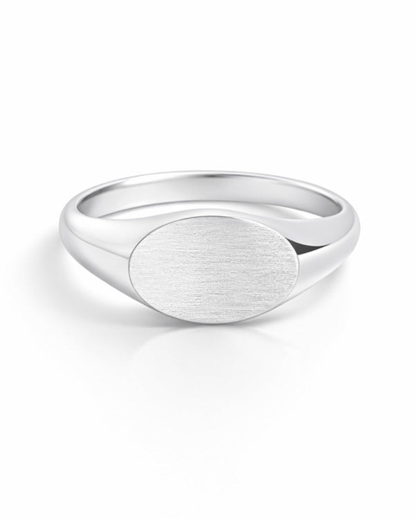 Minimalistischer Herren Siegelring aus 925 Sterling Silber mit runder fein strukturierter Raw Oberfläche zeigt massive Verarbeitung und moderne klare Linien Das exklusive Design von Sprezzi Fashion verbindet zeitlose Eleganz mit maskuliner Präsenz Sprezzi Fashion