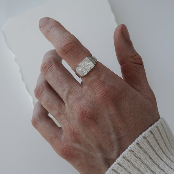 Minimalistischer Herrenring aus 925 Sterling Silber mit modernem Raw Design von Sprezzi Fashion