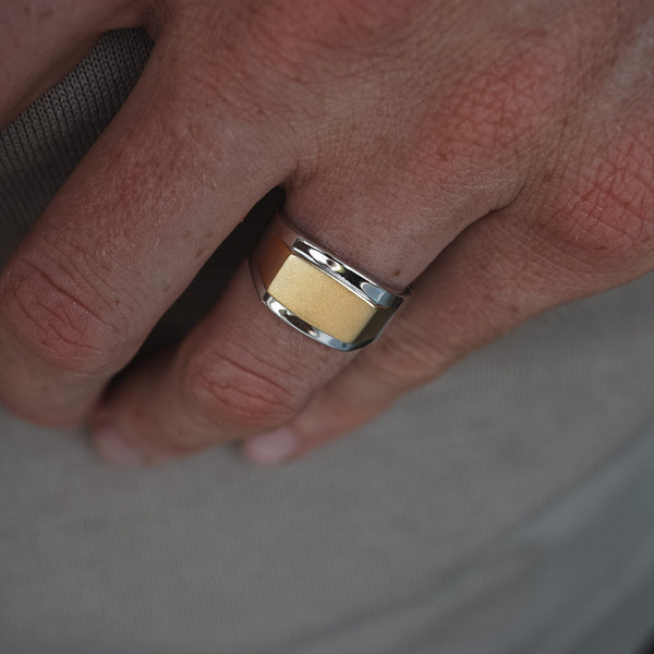 Minimalistischer Herrenring Bicolor Edgy aus 925 Silber und 18k Gold, handgefertigt und elegant Sprezzi Fashion