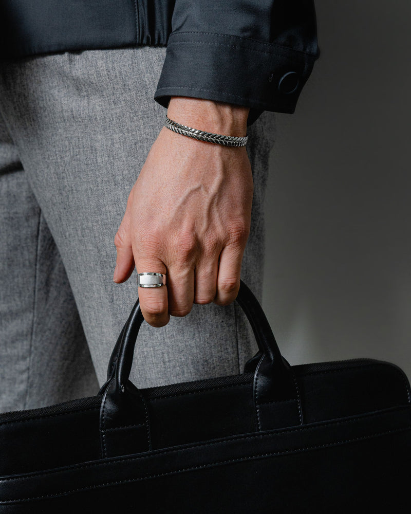 Model traegt den Edgy Ring und den Roman Armreif aus massivem 925 Silber gefertigt in feiner Handarbeit von Sprezzi Fashion fuer modernen maskulinen Stil Sprezzi Fashion