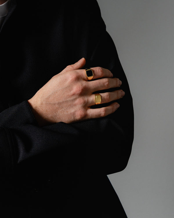 Model traegt goldene Siegelringe mit Onyx und Edgy Design gefertigt in feiner Handarbeit aus 925 Silber mit Echtgold veredelt fuer modernen Luxus Sprezzi Fashion