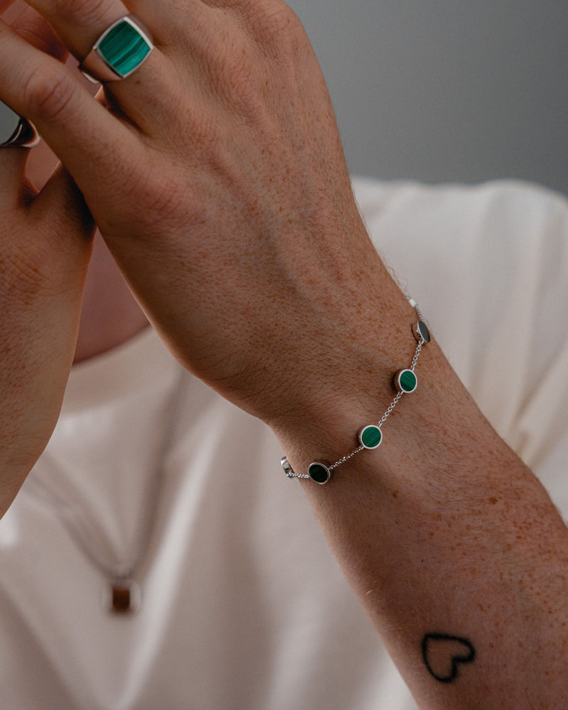 Model traegt Malachit Siegelring und Armband gefertigt aus 925 Silber mit natürlichen gruenen Steinen von Sprezzi Fashion das Ensemble wirkt ruhig und edel Sprezzi Fashion