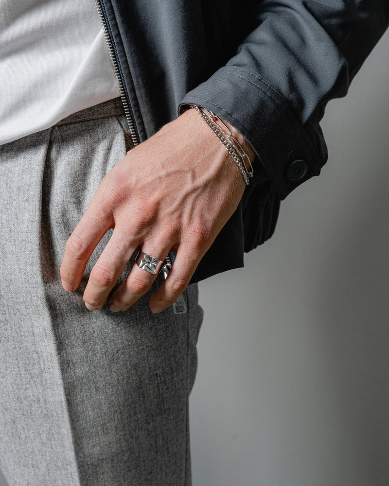 Model traegt den Ring Notch gefertigt in feiner Handarbeit aus 925 Silber das Zacken Muster reflektiert das Licht und betont den modernen Charakter Sprezzi Fashion