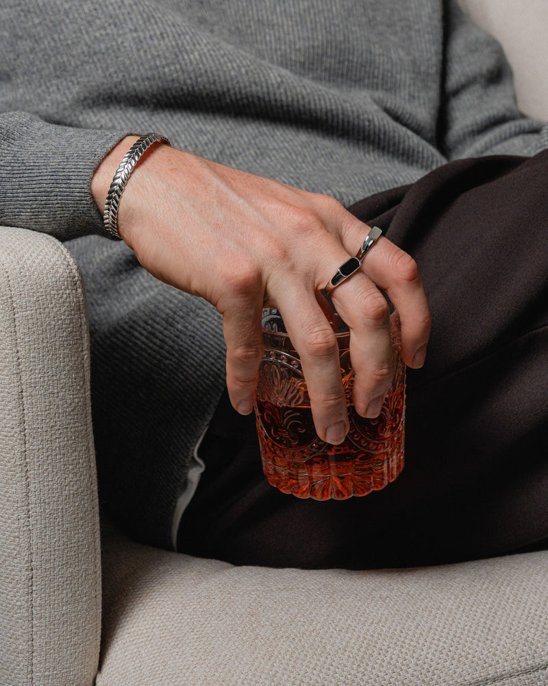 Model traegt Roman Armreif mit feiner Gravur Onyx Thin Ring und minimalistischen Silberring gefertigt aus 925 Silber fuer modernen maskulinen Look Sprezzi Fashion