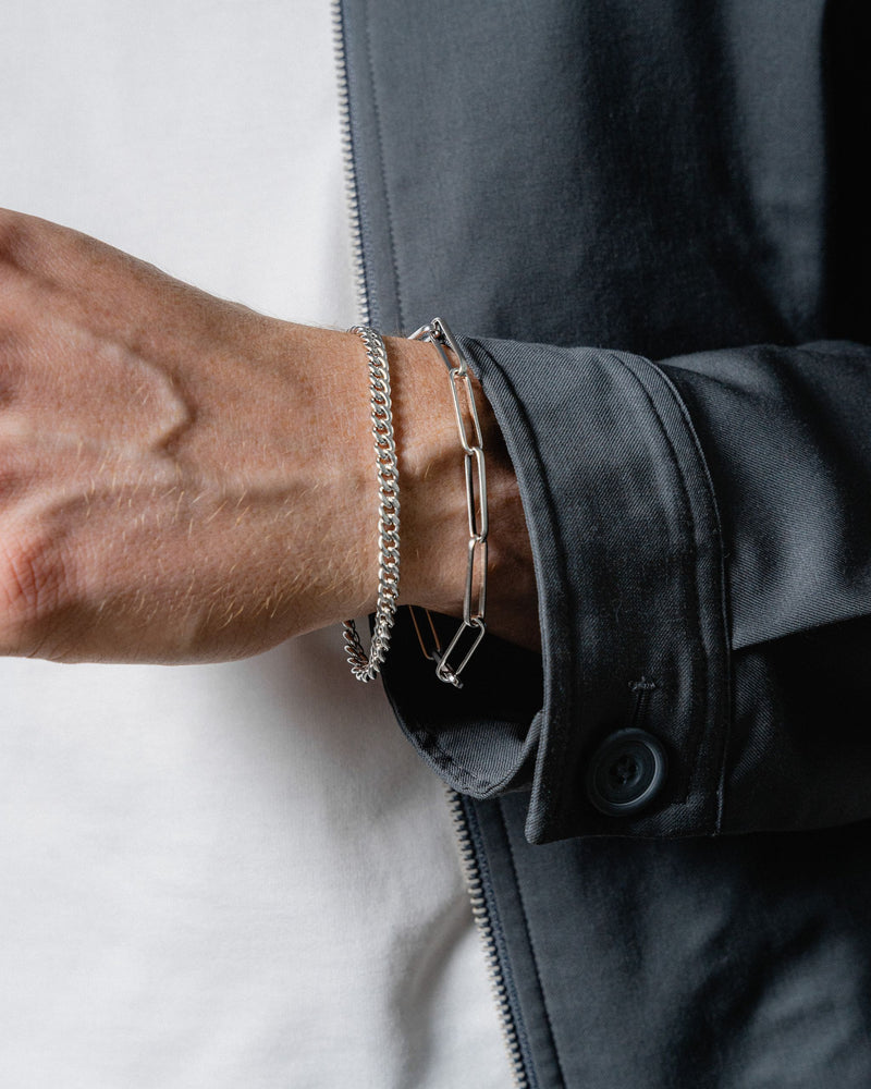 Model traegt doppelte Armbänder Curb und Paperclip aus 925 Silber die kontrastierenden Glieder zeigen Handwerkskunst und maskuline Raffinesse Sprezzi Fashion