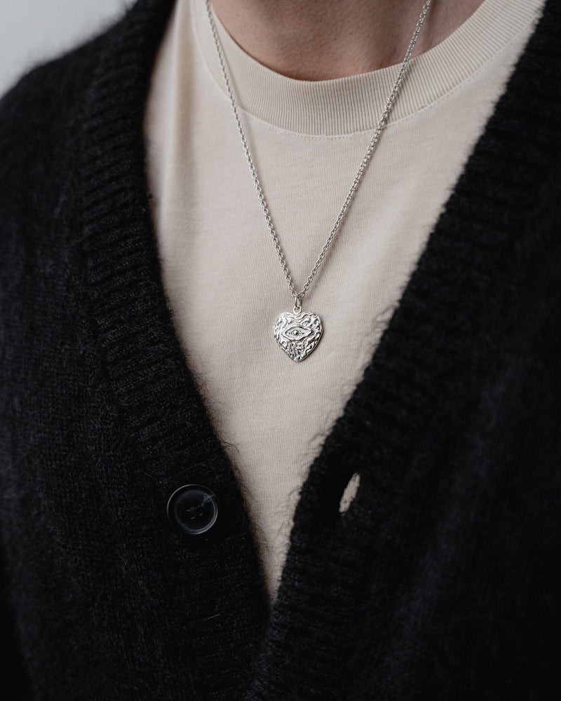 Mann trägt 925 Silber Halskette mit Auge Anhänger zeigt stilvolles Auftreten und maskuline Eleganz in modernem Look Sprezzi Fashion