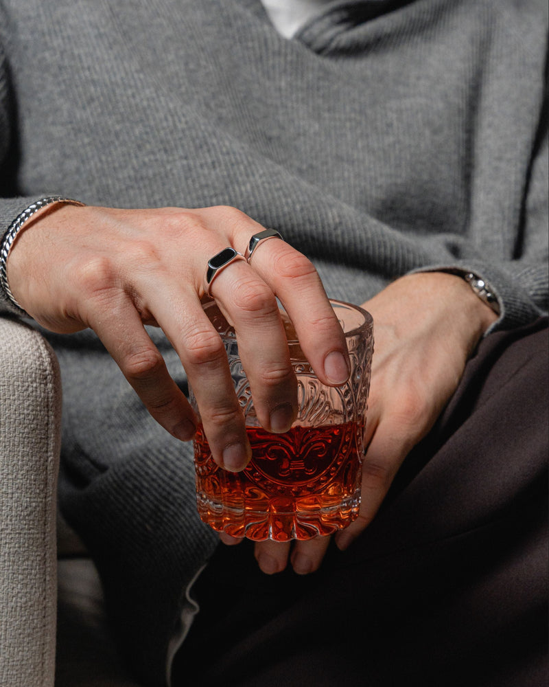 Modelshot zeigt Roman Armreif mit Lorbeer Gravur kombiniert mit Onyx Thin und Minimalistischen Ringen die Verbindung von Design und Glanz wirkt edel Sprezzi Fashion