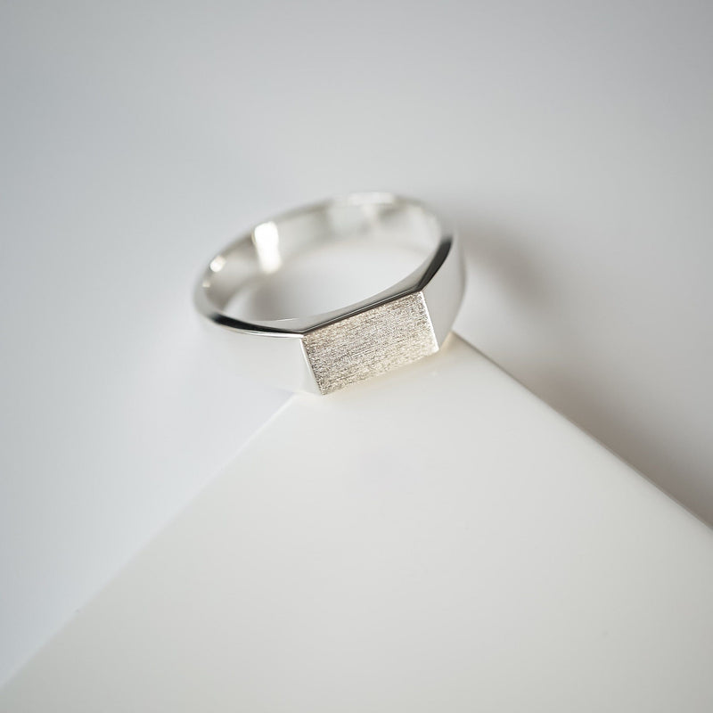 Moderner Herrenring mit markanter Raw Gravur aus Silber handgefertigt Sprezzi Fashion