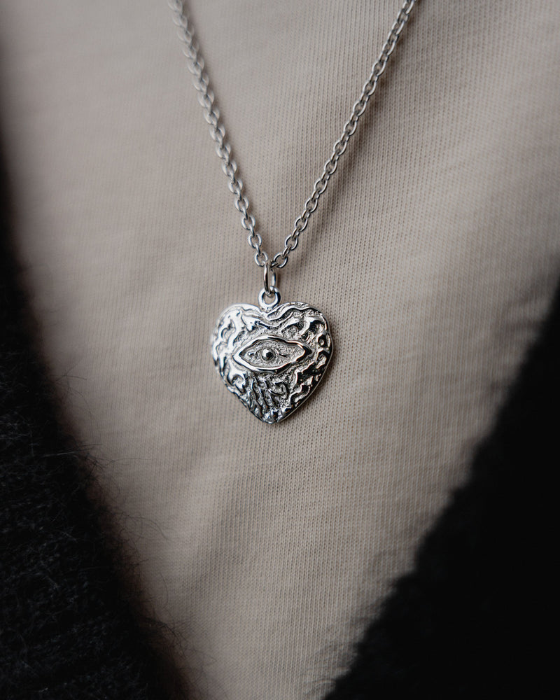 Nahaufnahme zeigt feine Gravur und glänzende Struktur des allsehenden Auge Anhängers aus 925 Silber handgefertigt Sprezzi Fashion