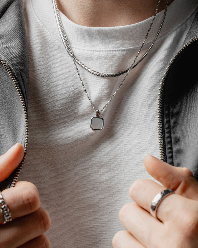 Nahaufnahme eines Mannes mit Aqua Anhaenger und Snake Chain aus 925 Silber das Zusammenspiel aus Steinfarbe und Metallglanz wirkt harmonisch Sprezzi Fashion