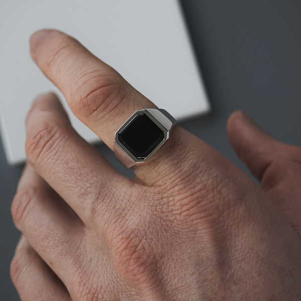 Massiver octagonaler Siegelring mit glänzendem schwarzen Onyx Stein und polierter Oberfläche Sprezzi Fashion