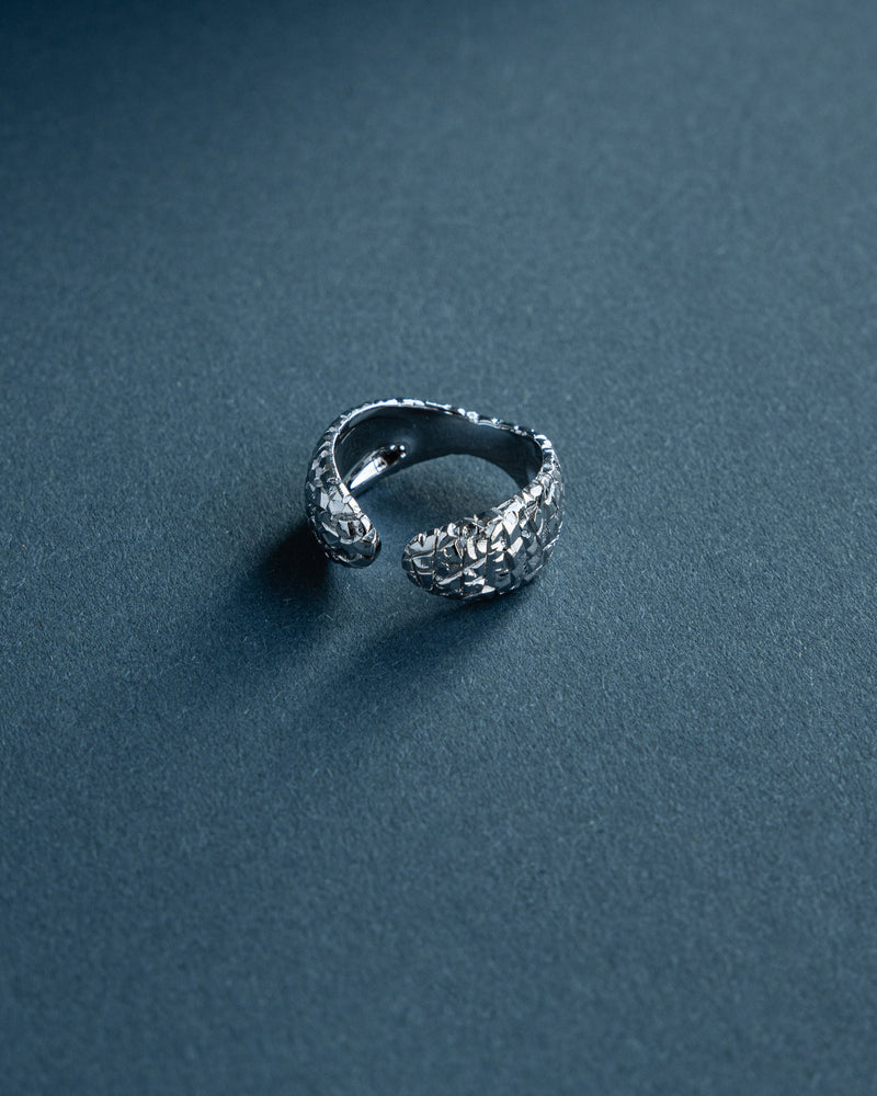 Im Detail wird die offene Form sichtbar deren meteoritenartige Struktur moderne Tiefe und maennlichen Charakter zeigt Sprezzi Fashion