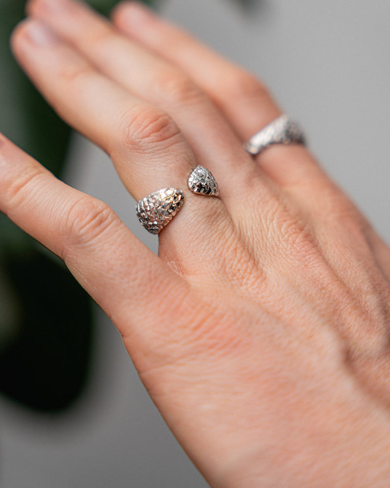 Zu sehen ist eine offene Silhouette deren strukturierte Metallform dem Look maennliche Tiefe verleiht Sprezzi Fashion