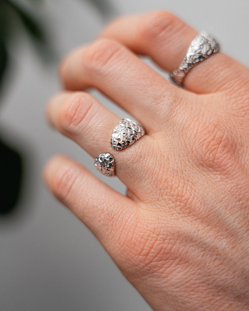 Getragen vereint die offene Bandringform klare moderne Linien mit einer strukturierten metallischen Oberflaeche Sprezzi Fashion