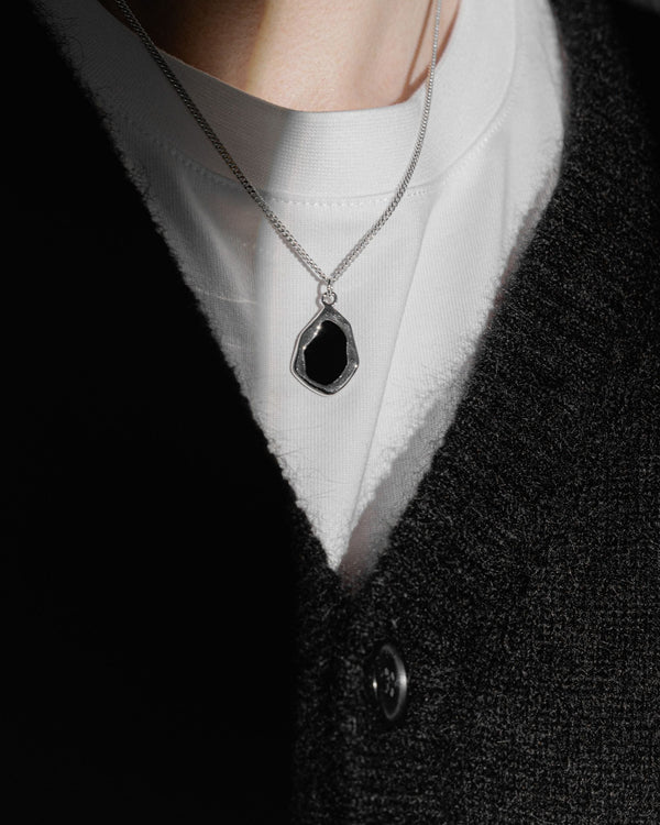 Der schwarze Onyx Crash Anhaenger haengt an einer massiven 925 Silberkette und verleiht dem Mann einen kraftvollen Ausdruck gefertigt mit praeziser Handarbeit von Sprezzi Fashion