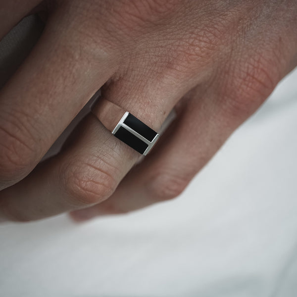 Moderner Onyx Ring für Herren gefertigt aus 925 Sterling Silber mit zwei schwarzen Steinen und glänzendem Finish Sprezzi Fashion