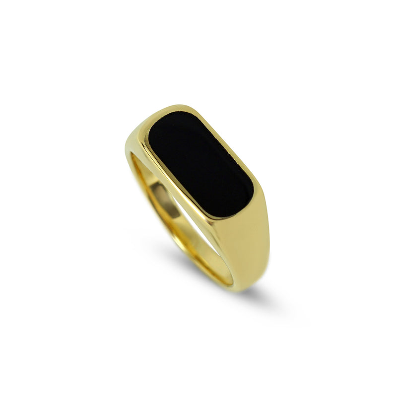 Der duenne goldene Herrenring praesentation einen tiefschwarzen glatten Onyx Einsatz der die klare minimalistische Optik unterstreicht waehrend der warme Goldton einen edlen zeitlosen Stil fuer moderne Maenner erzeugt Sprezzi Fashion