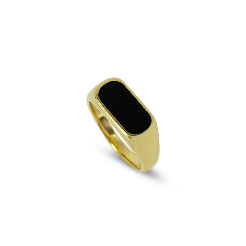 Minimalistischer Slim Ring aus 18k vergoldetem 925 Sterling Silber mit schwarzem Onyx Einsatz dessen glatte klare Linien dezente Lichtspiele bilden wodurch ein modernes maskulines Accessoire entsteht das Maennern edle stilvolle Praesenz schenkt Sprezzi Fashion